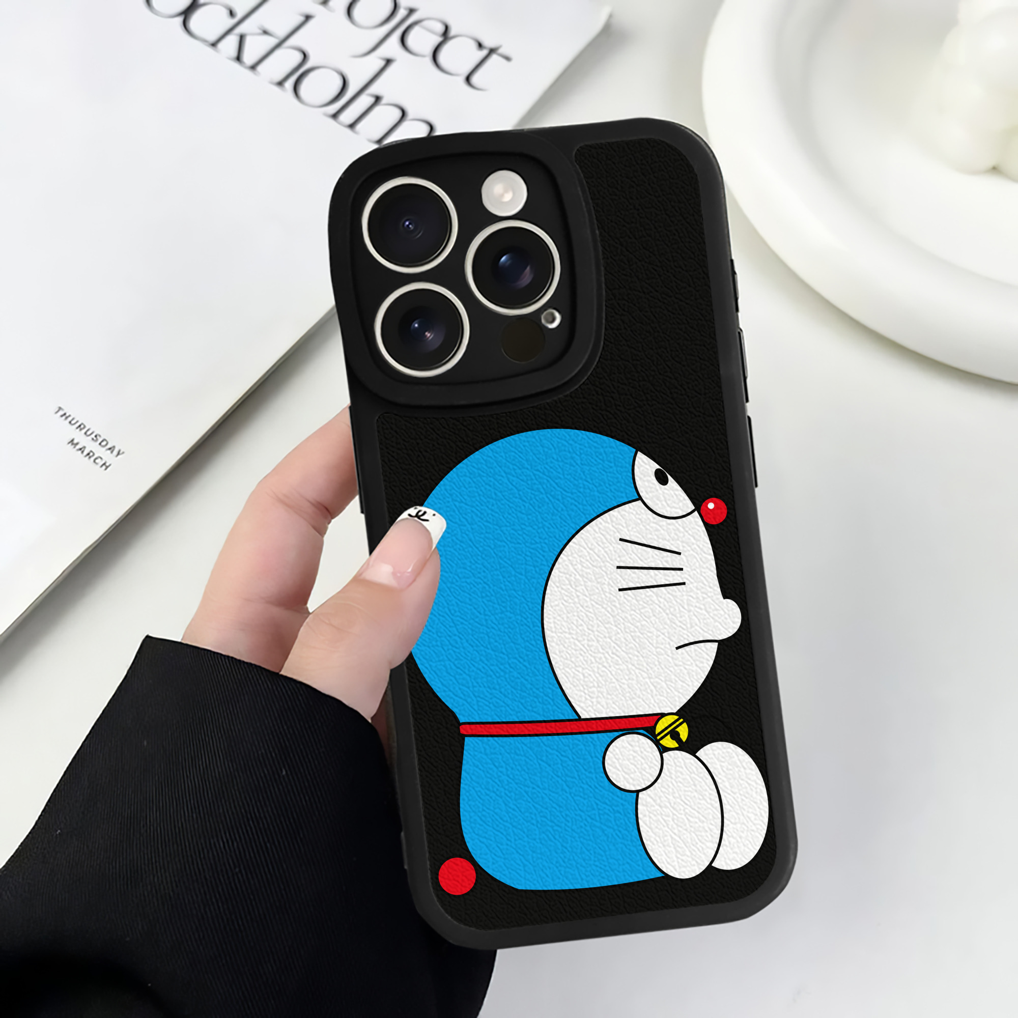 （画像用） ドラえもん Doraemon 【iPhone 16シリーズ対応】シリコンスマホケース（レザー調） 材質：シリコン